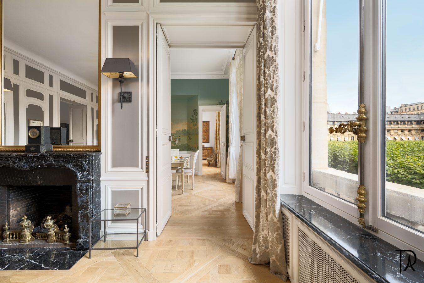 Direction into the dining room