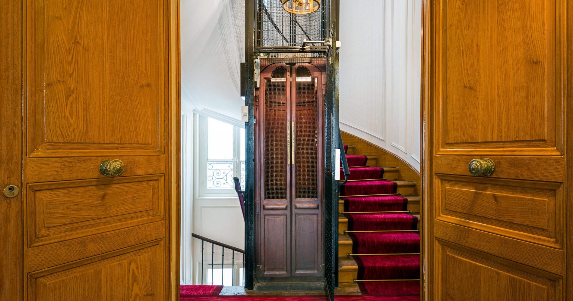 Entrance with a view on the lift